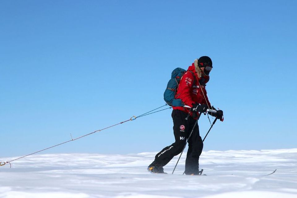 Harry prins dregur á eftir sér sleða.