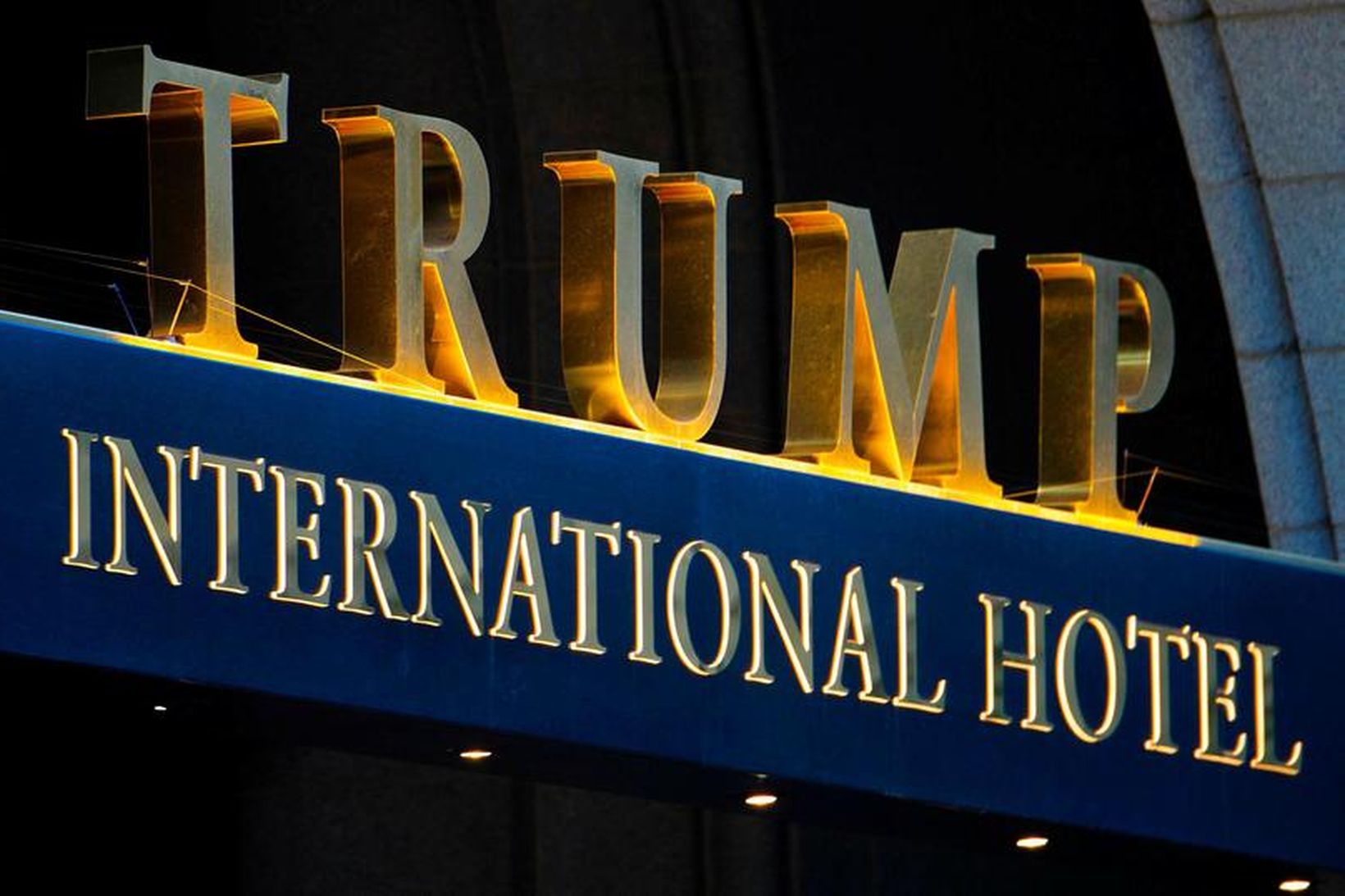 Trump International Hotel stendur við Pennsylvania Avenue, götuna sem liggur …