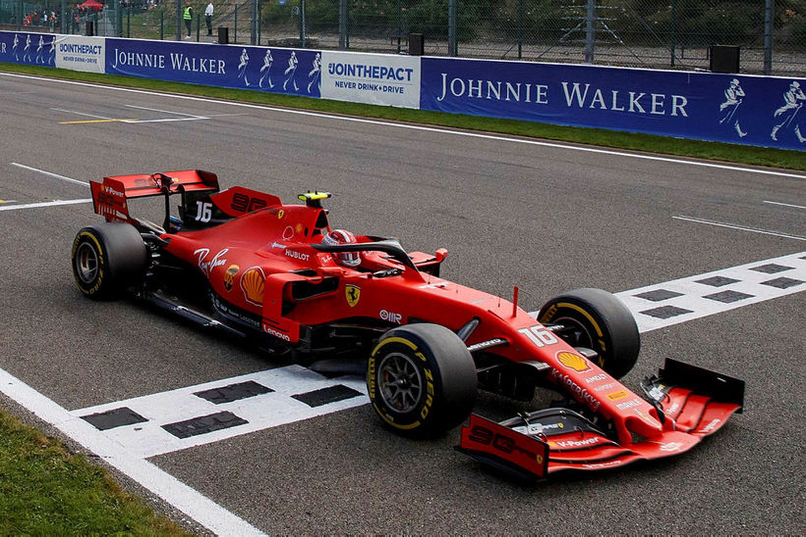 Charles Leclerc á Ferrari ekur fyrstur allra yfir endamarkið í …