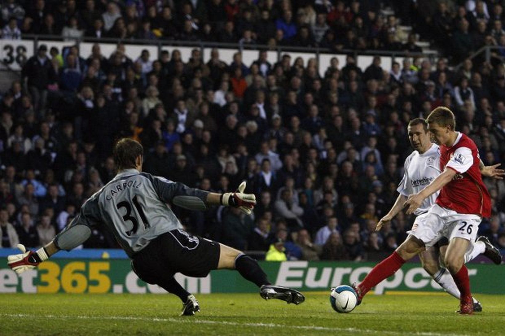 Nicklas Bendtner kemur Arsenal yfir á Pride Park í kvöld.