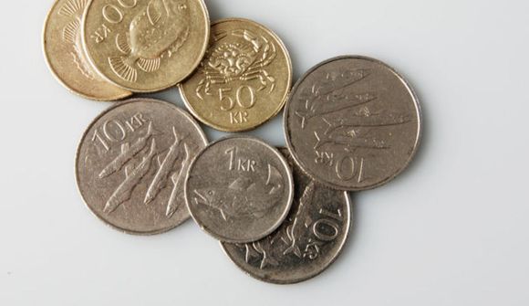 Fleiri vilja halda í krónuna