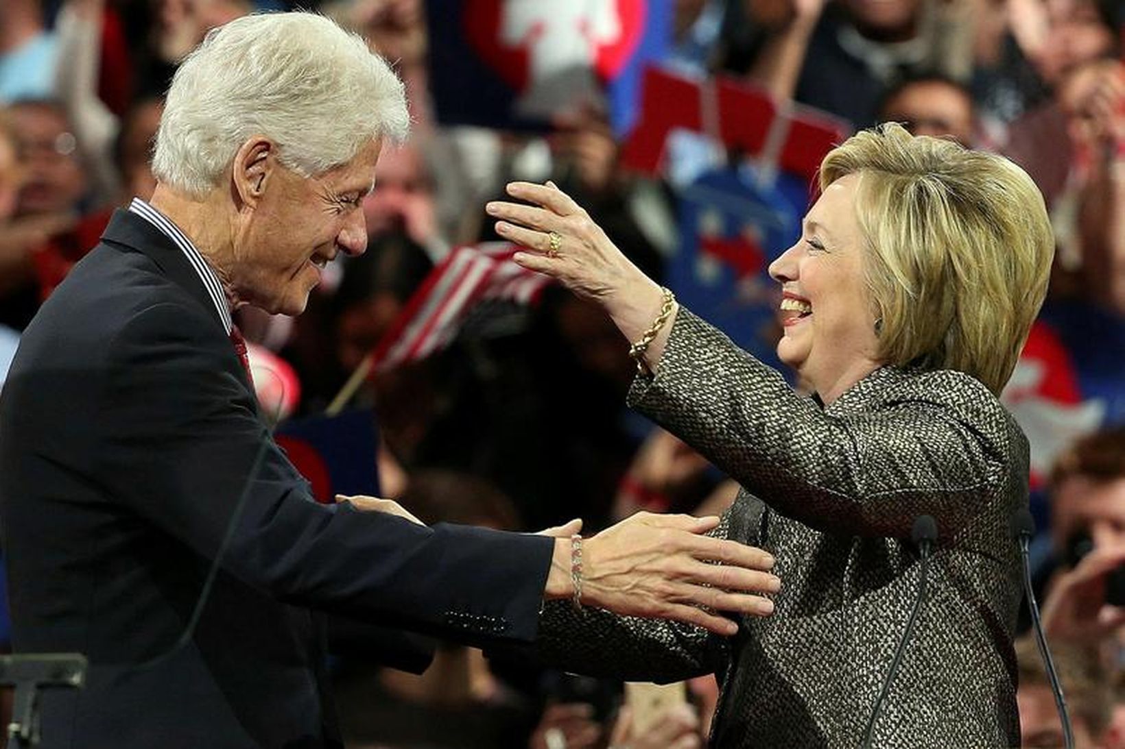 Bill og Hillary Clinton á kosningafundi í Philadelphia.