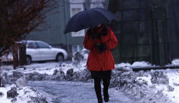 Stormur, rigning og asahláka í kortunum