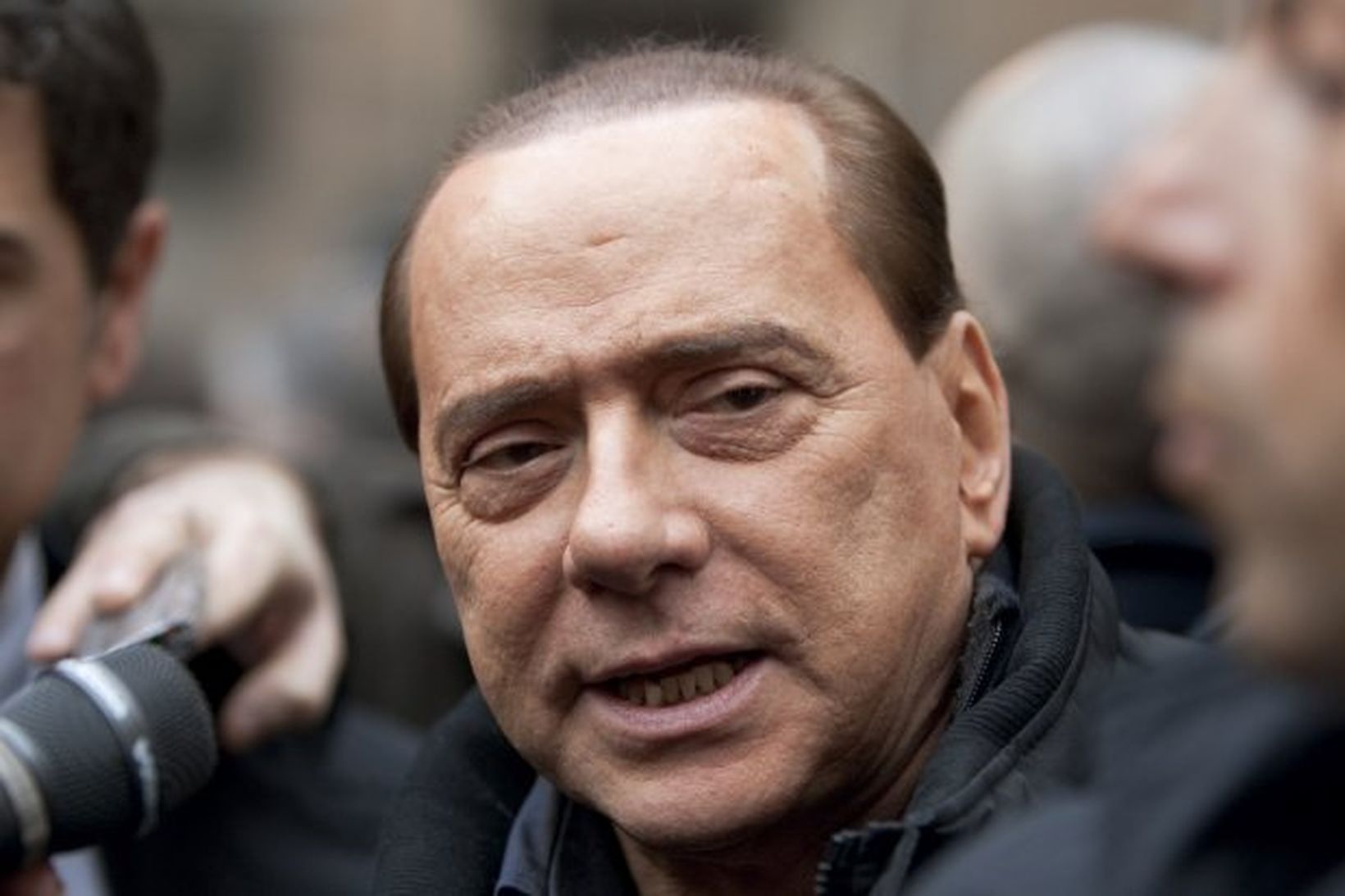 Silvio Berlusconi ræðir við fjölmiðla í morgun