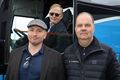 Bílamenn Reynir Jóhannsson undir stýri. Framar standa Sigurður Reynisson sem starfar með föður sínum og t.h. Sigurður Steinsson frá Landfara.