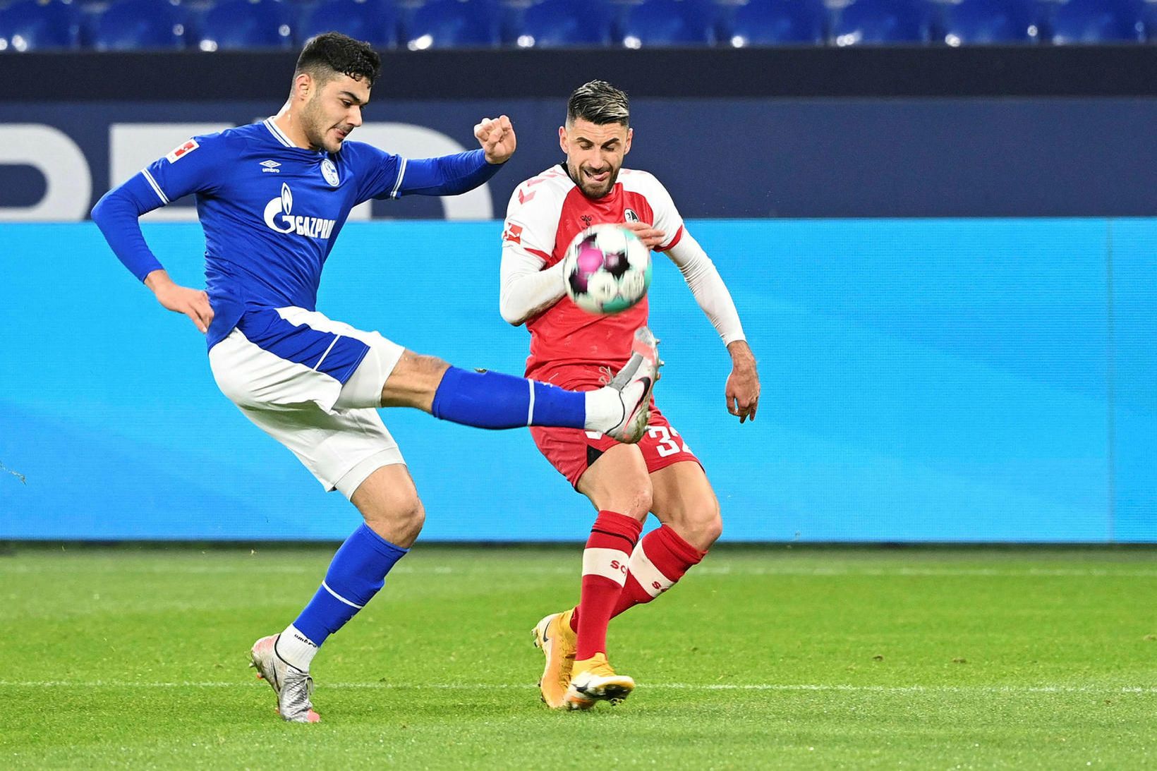 Ozan Kabak, til vinstri, í leik með Schalke.