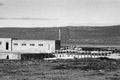 Við Djúp Sundlaugin í Reykjanesi á sér langa sögu. Myndin er líklega tekin á fjórða áratug síðustu aldar. Auk 100 ára afmælis skólans eru níutíu ár síðan héraðsskólinn var stofnaður þar.