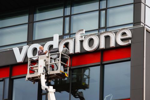 A photographer from mbl.is arrived on the scene as Vodafone&#8217;s signage was being removed from Sýn&#8217;s office building.