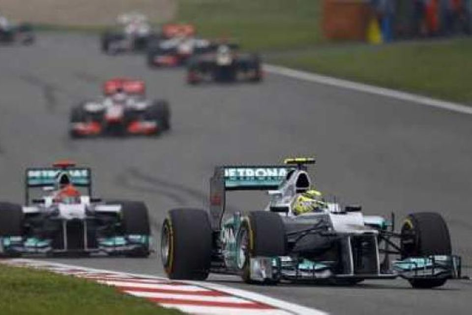 Liðsfélagarnir Rosberg og Schumacher losuðu sig frá hópnum á fyrstu hringjum.