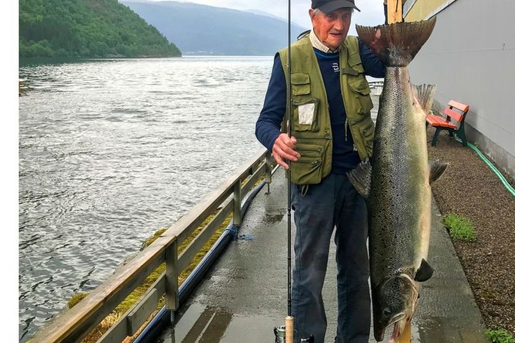 Odd Borlaug með laxinn stóra við ós árinnar.