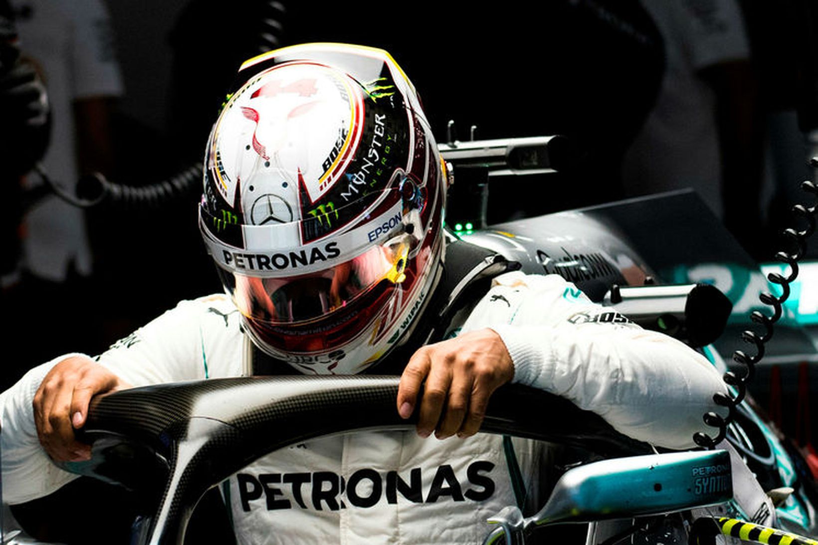 Lewis Hamilton smeygir sér niður í Mercedesbílinn á seinni æfingunni …