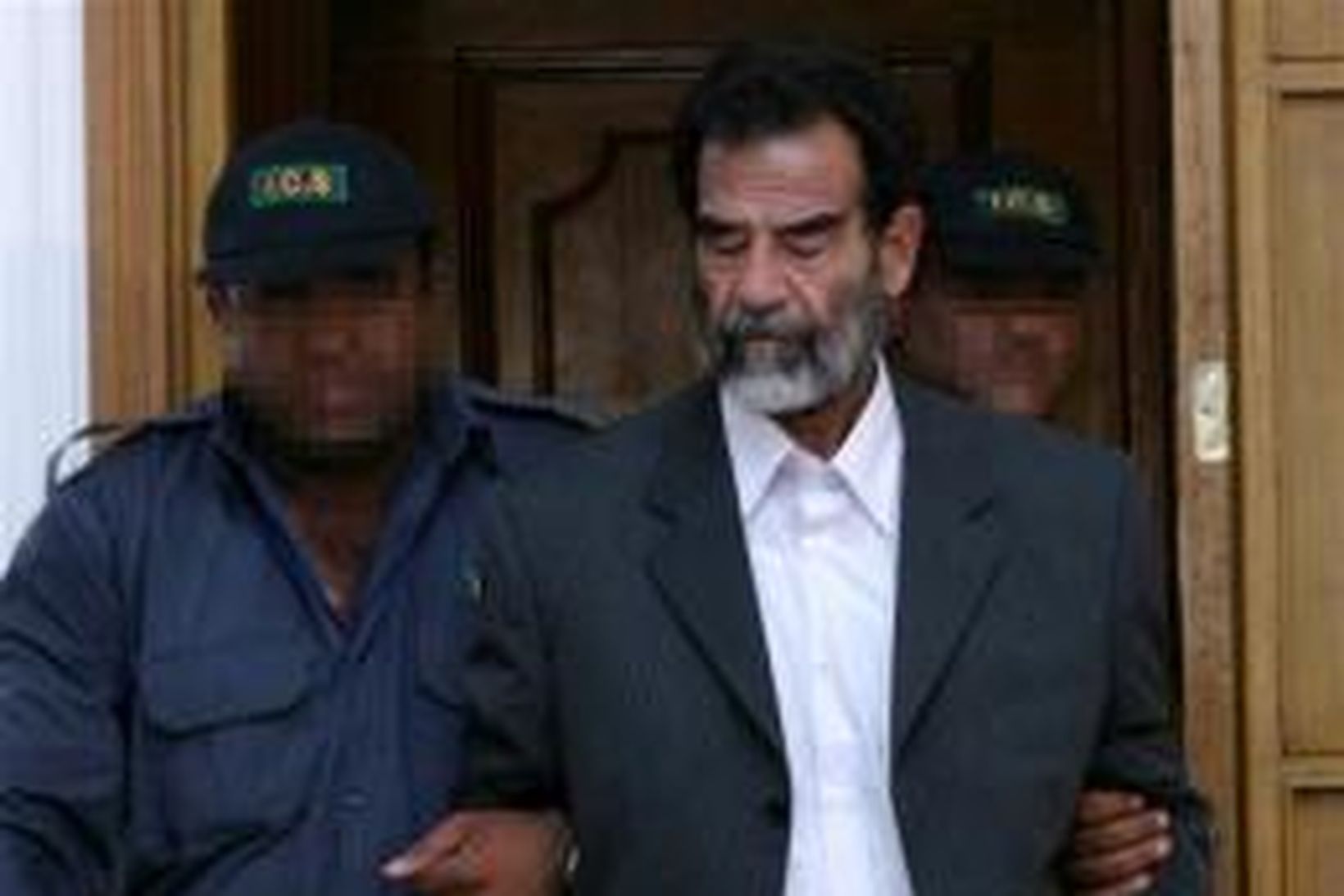 Saddam leiddur fyrir rétt í júlí í sumar.