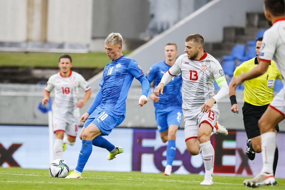 Albert Guðmundsson býr sig undir að senda boltann.