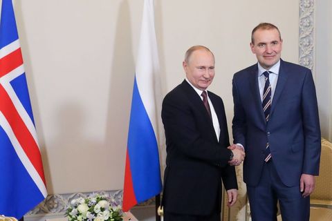 President Vladimir Putin and President Guðni Th. Jóhannesson shake hands.