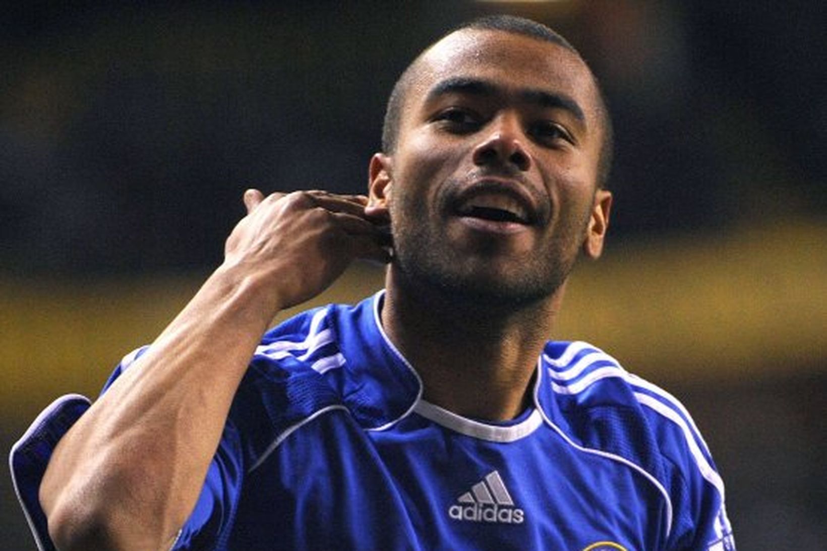 Ashley Cole fagnar einu af mörkum Chelsea í leiknum.