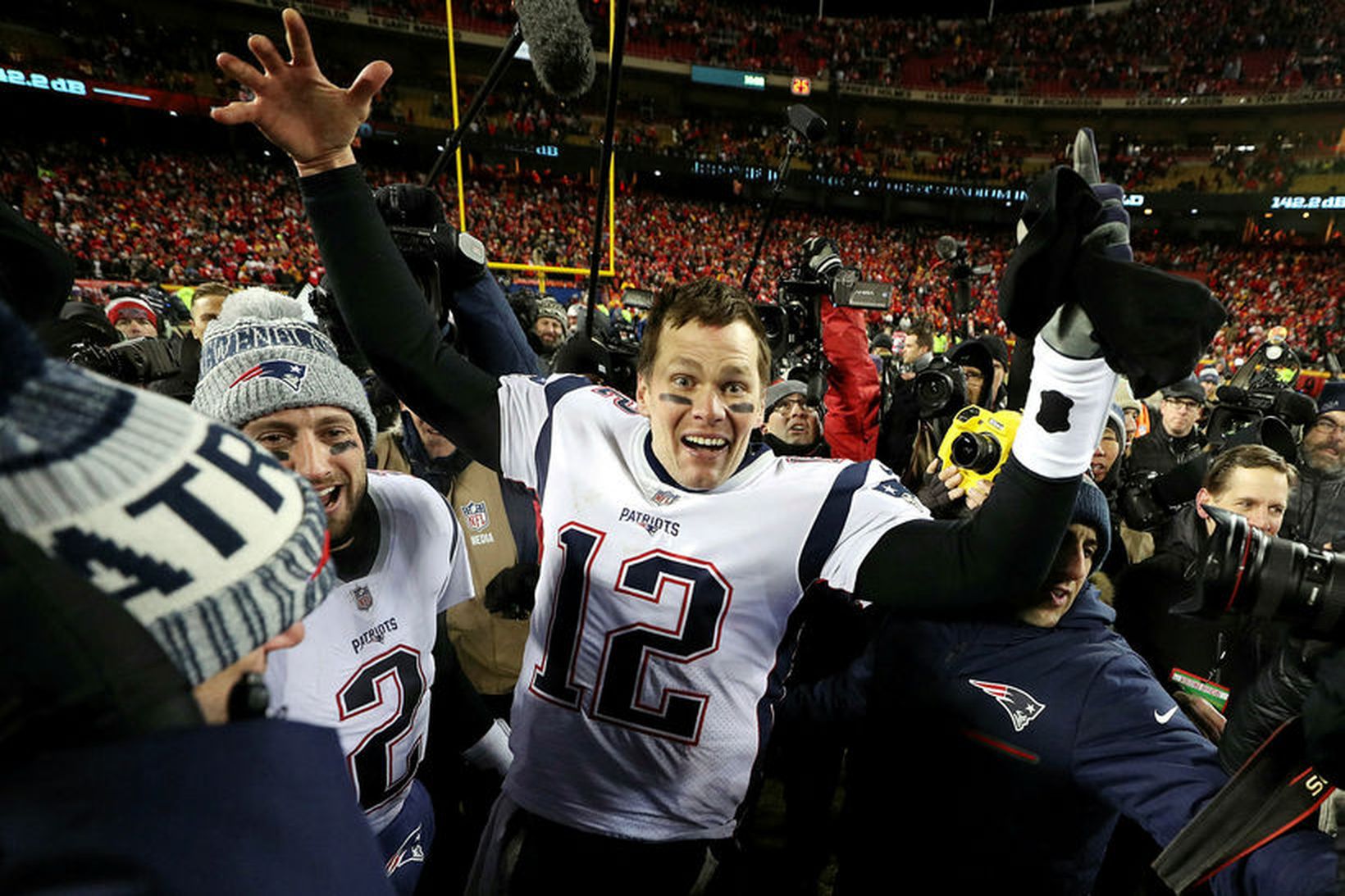 Tom Brady fagnar með New England Patriots í nótt.