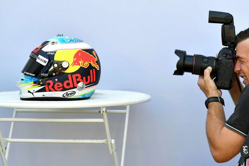 Hjálmur Daniels Ricciardo hjá Red Bull myndaður í bak og fyrir.