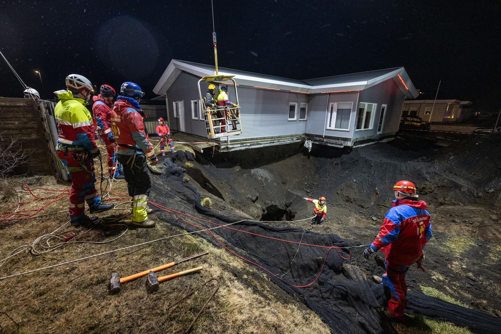 Björgunarfólk að störfum í Grindavík í janúar síðastliðnum.