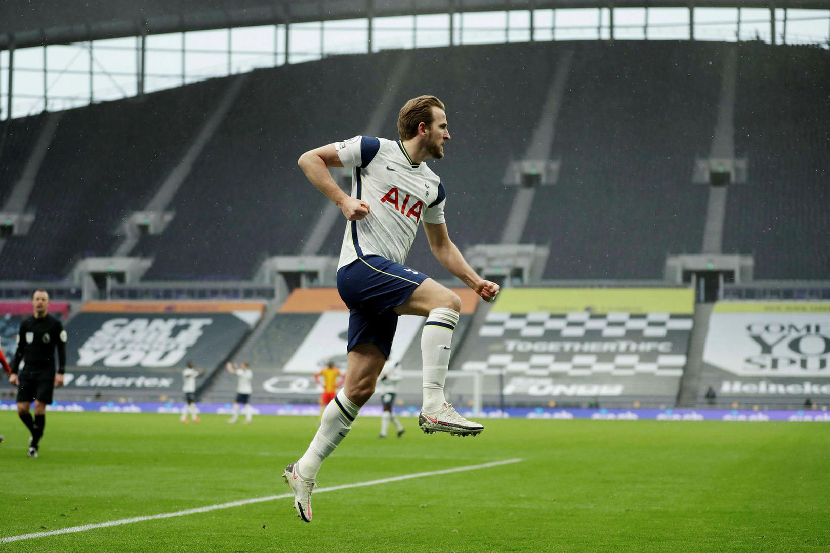 Harry Kane fagnar eftir að hafa komið Tottenham yfir gegn …