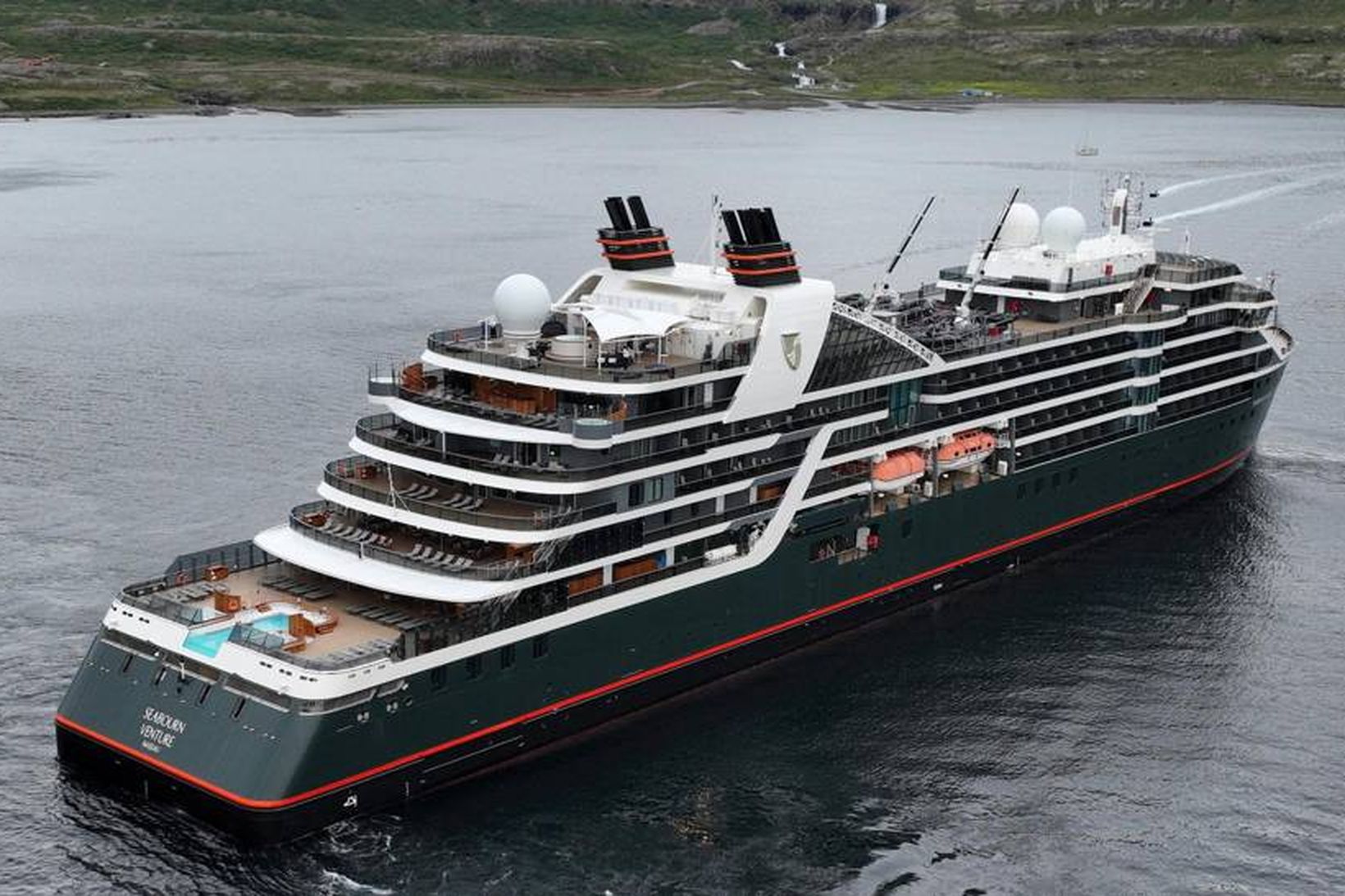 Skemmtiferðaskipið Seabourn Venture skammt undan landi við fossinn Dynjanda.
