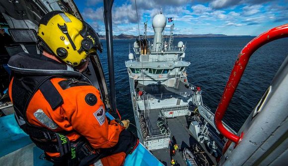 Báðu um aðstoð fiskiskipa er samband slitnaði