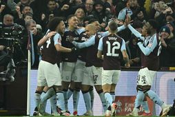 Morgan Rogers fagnar með félögum sínum eftir að hafa komið Aston Villa í 2:0 í …