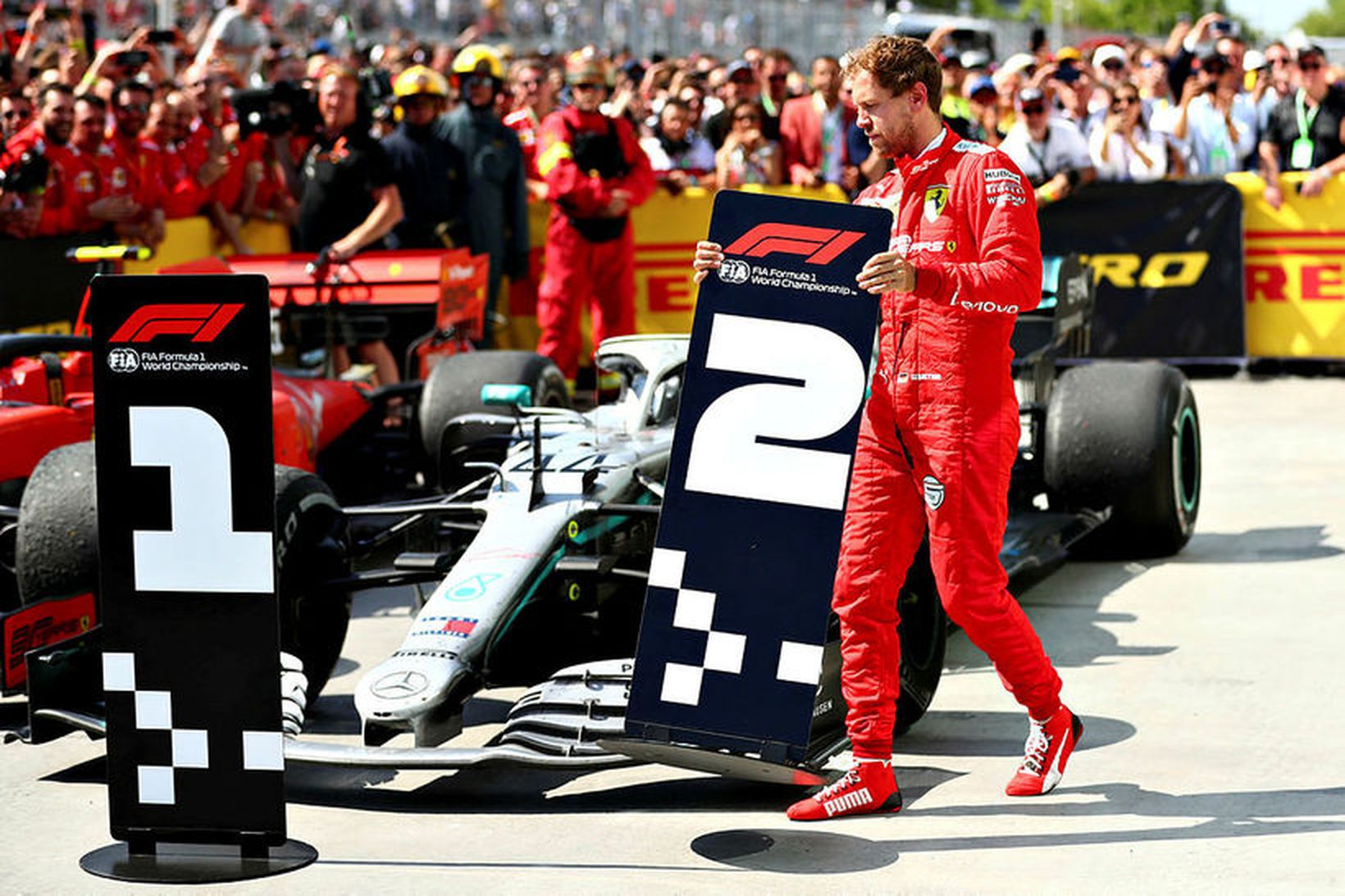 Sebastian Vettel færir merki númer 2 að Mercedesbíl Hamiltons. Tók …