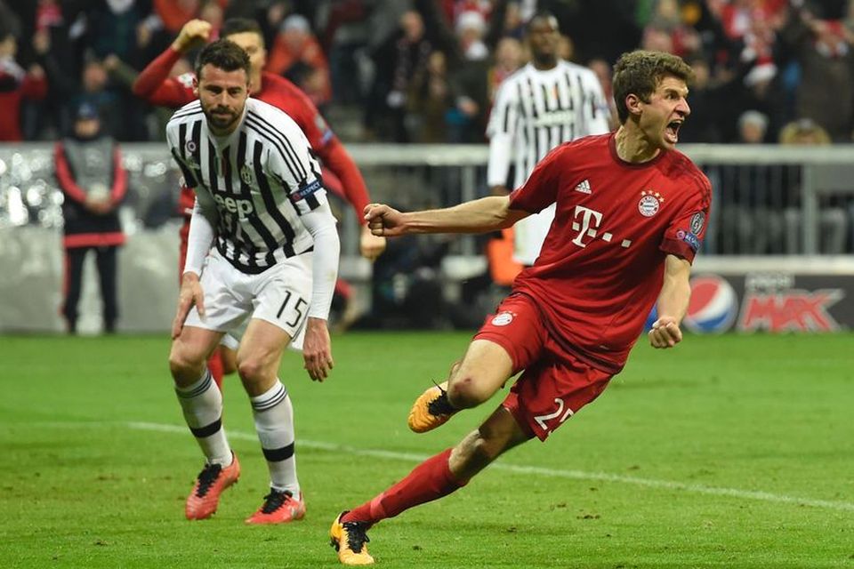Thomas Müller fagnar eftir að hafa tryggt Bayern framlengingu með marki í uppbótartíma.