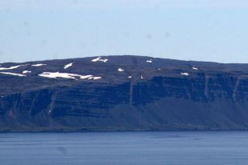 Horft af fjöllum við Norðurfjörð til Drangaskarða.