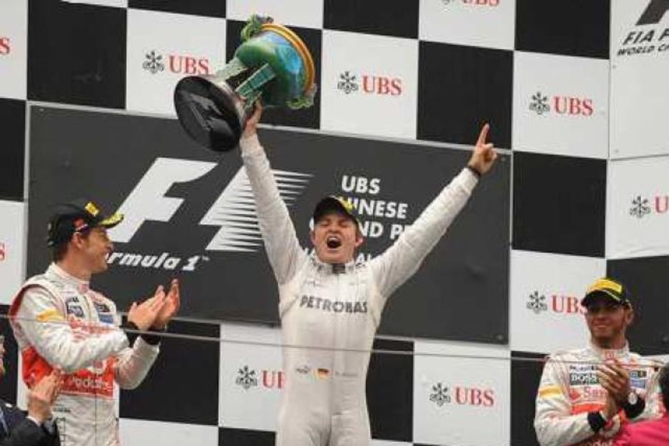 Ökuþórar McLaren klappa fyrir jómfrúrsigri Rosberg í Sjanghæ.