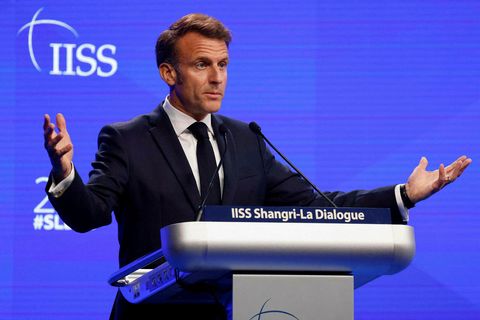 Emmanuel Macron í Singapúr í dag.