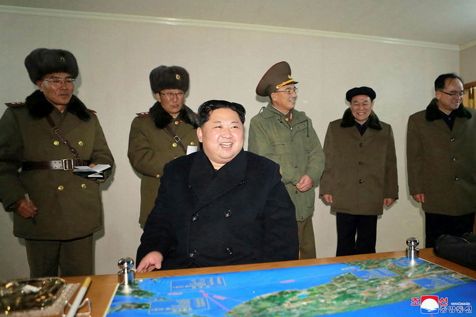 Kim Jong-Un, leiðtogi Norður-Kóreu, fylgist með eldflaugarskotinu í síðustu viku.
