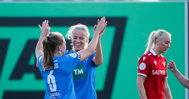 Snædís María Jörundsdóttir og Úlfa Dís Kreye Úlfarsdóttir fagna í kvöld.