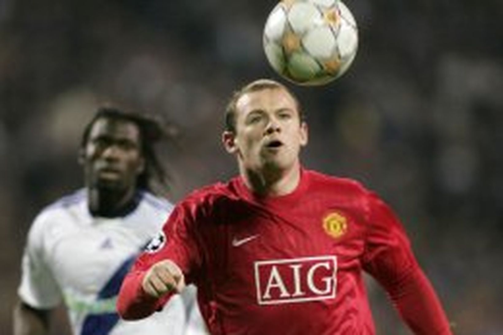 Wayne Rooney bíður eftir að taka boltann niður gegn Dynamo …