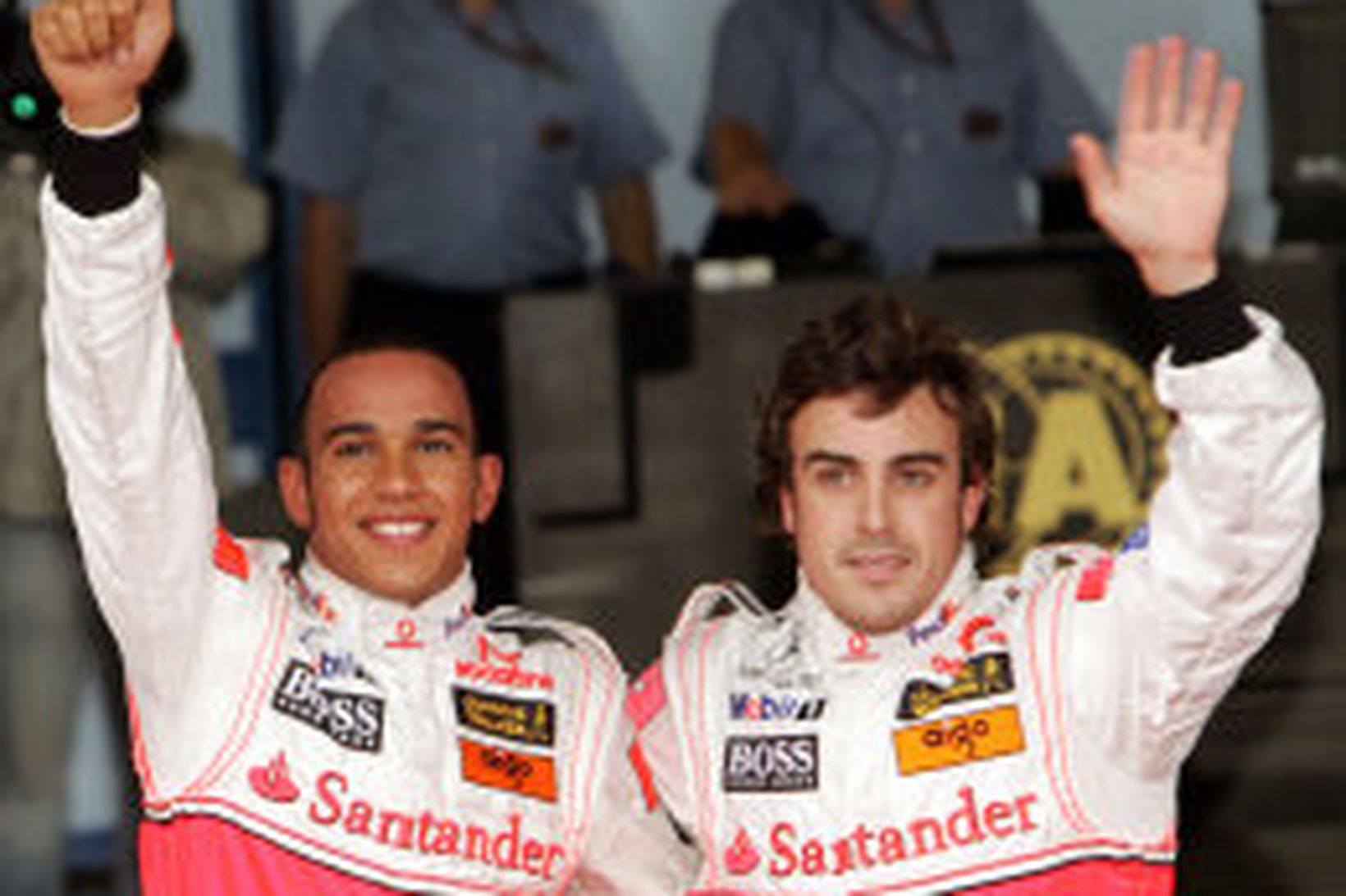 Hamilton (t.v.) og Alonso fagna tvöföldum McLarensigri í tímatökunum í …