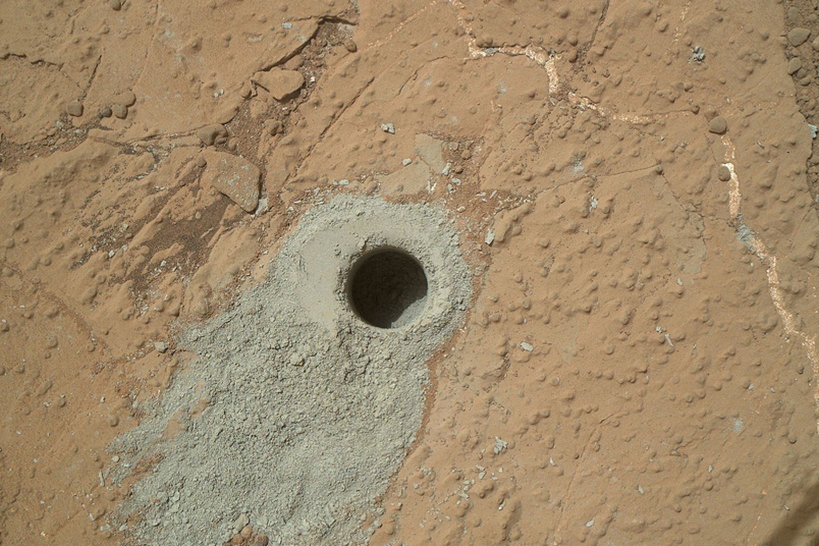 Curiosity boraði þessa holu í jarðveginn á Mars 19. maí …