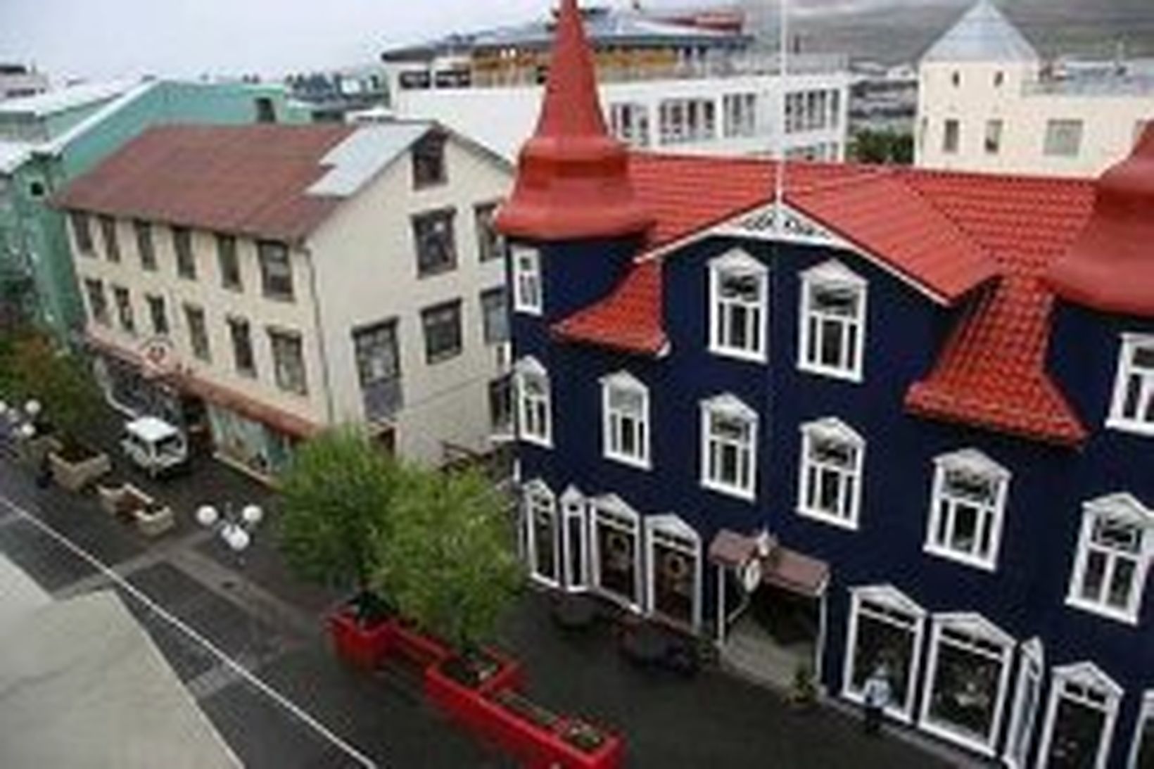 Húsin við Hafnarstræti 94, 96 og 98 á Akureyri. Það …