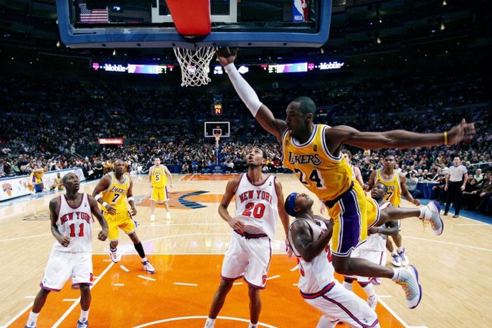 Kobe Bryant skorar með tilþrifum fyrr Lakers gegn New York …