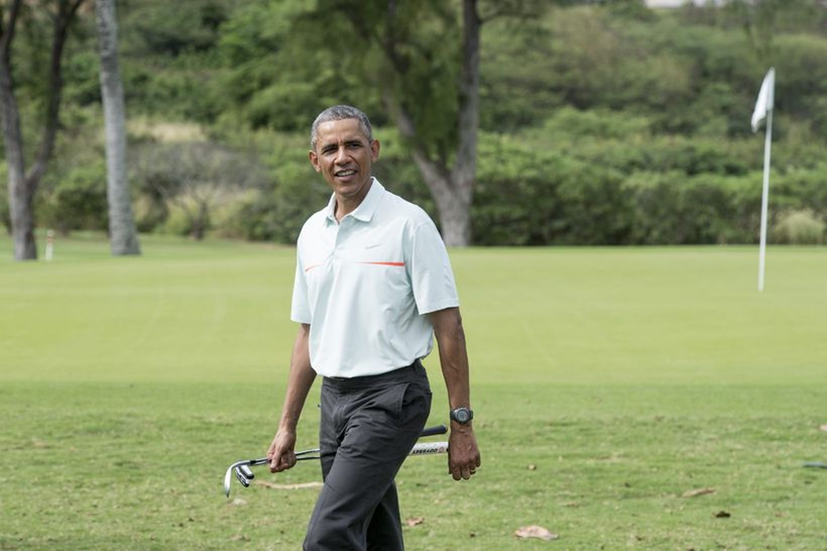 Barack Obama leikur golf á Havaíeyjum.