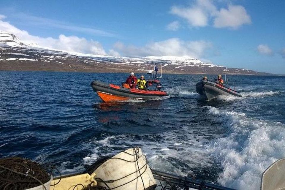 Björgunarsveitarmenn voru fljótir á vettvang. Myndin er tekin um borð í Einari Su-7 og sýnir …