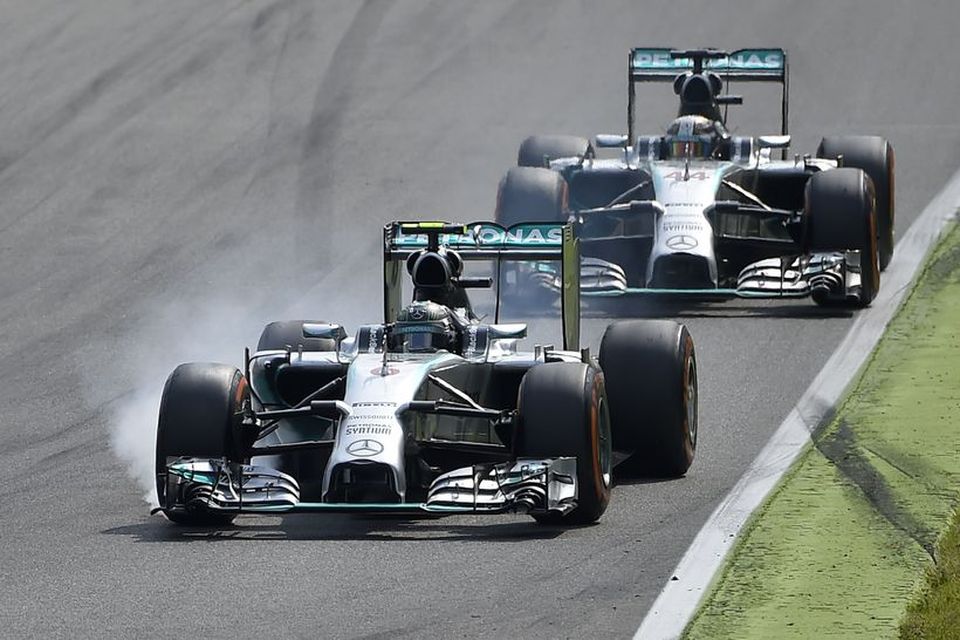 Hjólin læsast hjá Rosberg á bremsusvæðinu við fyrstu beygju og Hamilton beið ekki boðanna og …