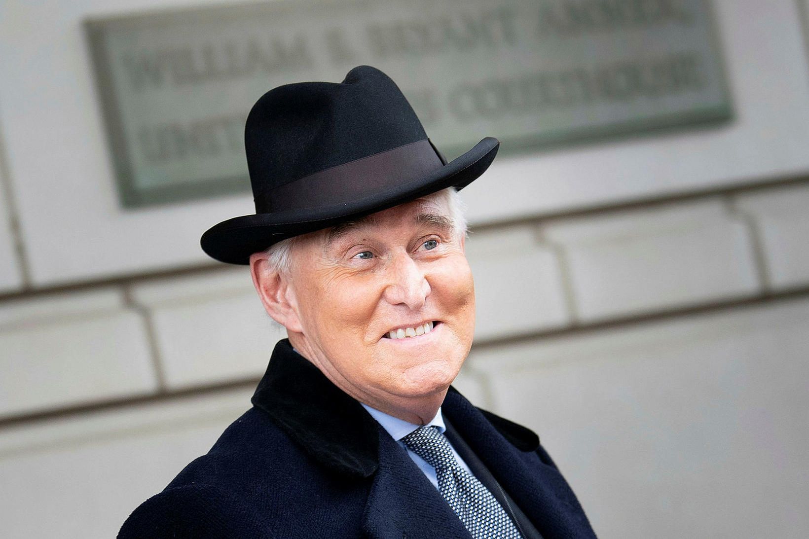 Roger Stone yfirgefur dómshúsið í dag.