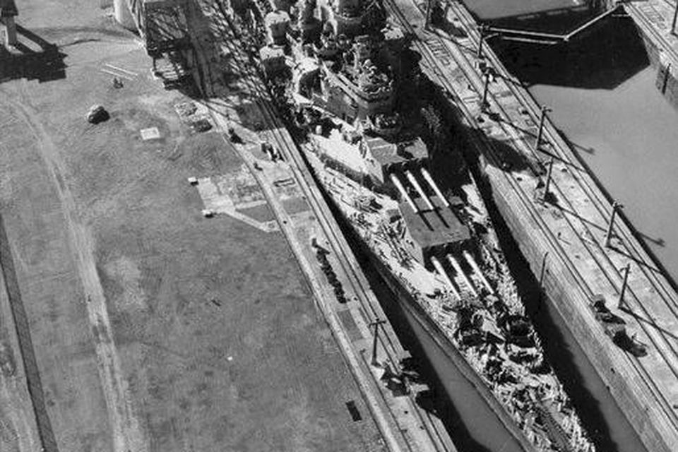 Bandaríska orrustuskipið USS Missouri siglir í gegnum Panama-skurðinn árið 1945.