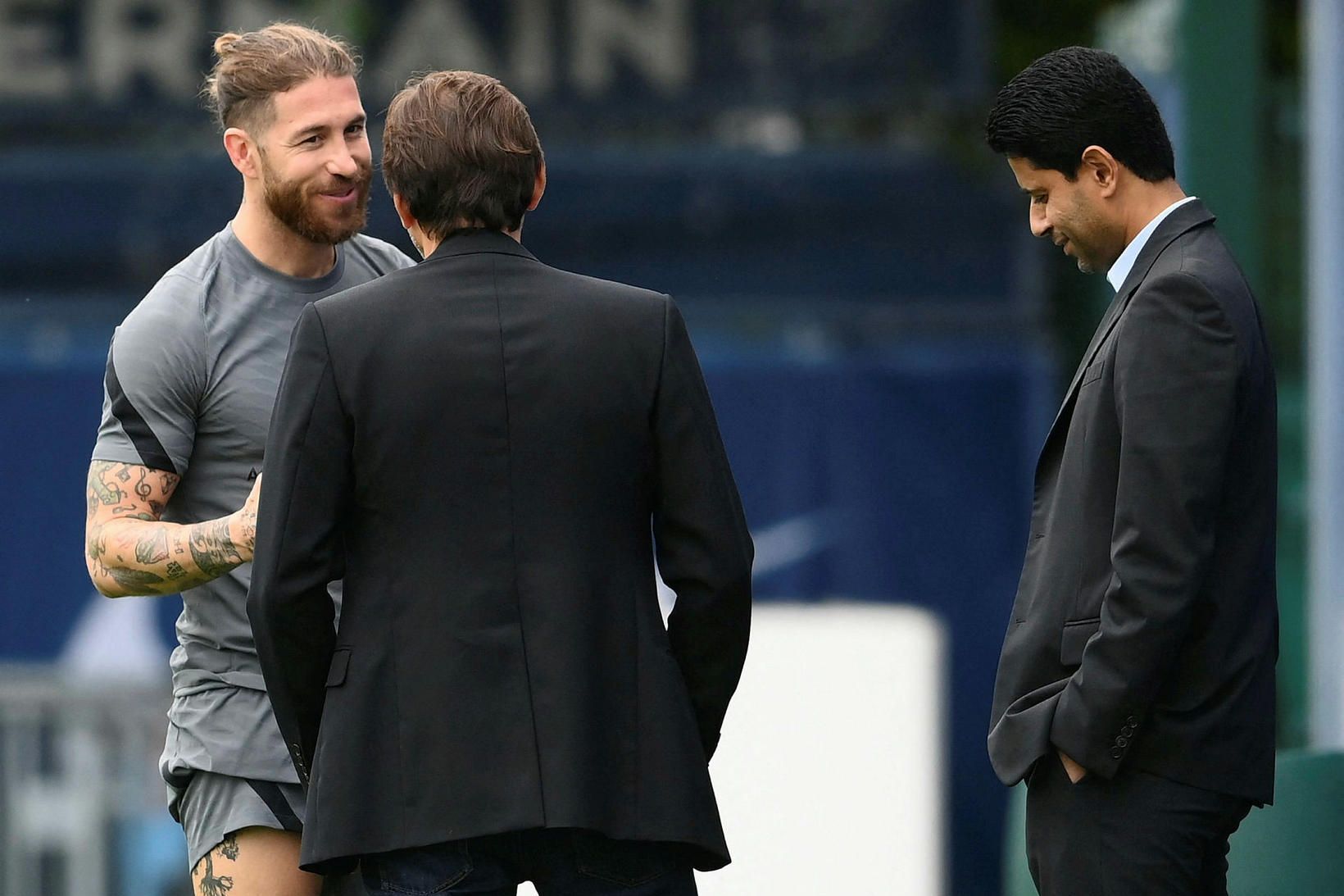 Sergio Ramos ræðir málin við Leonardo, yfirmann knattspyrnumála, og Nasser …