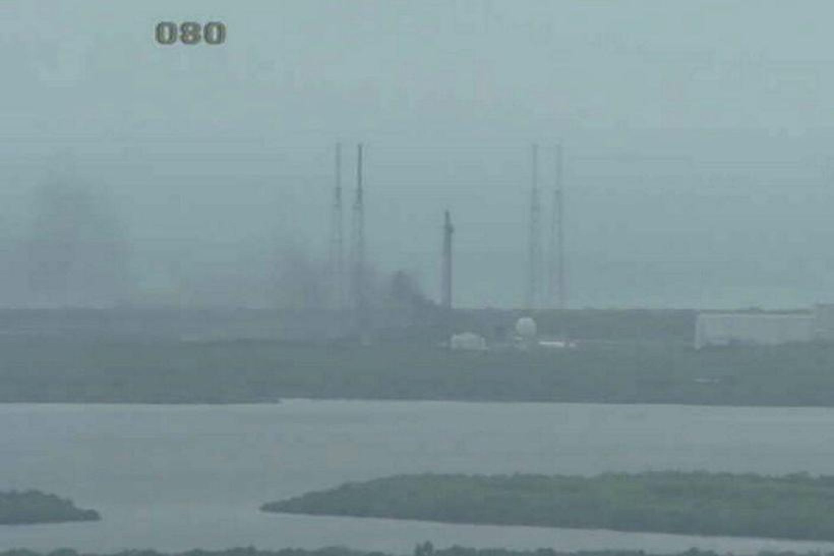 Falcon 9-eldflaugin sprakk í loft upp kl. 9:07 að staðartíma …
