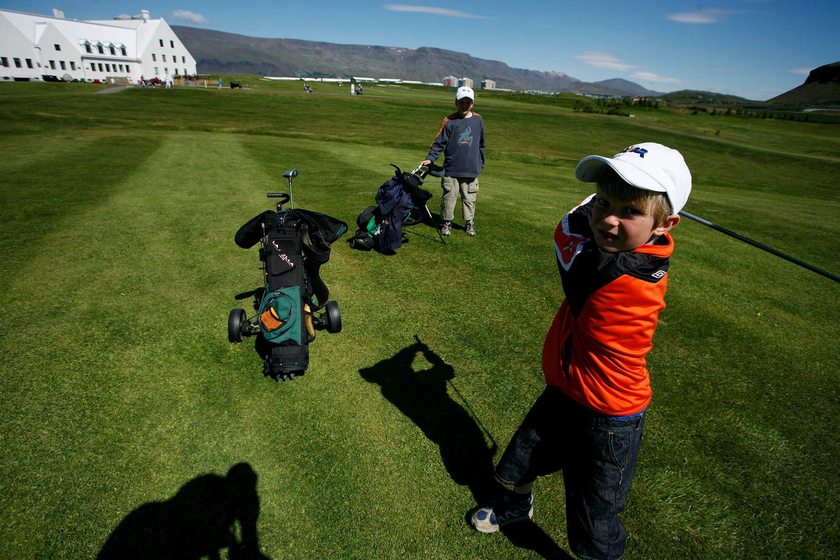 Golfklúbbar bjóða upp á golfleikjanámskeið fyrir börnin í sumar.