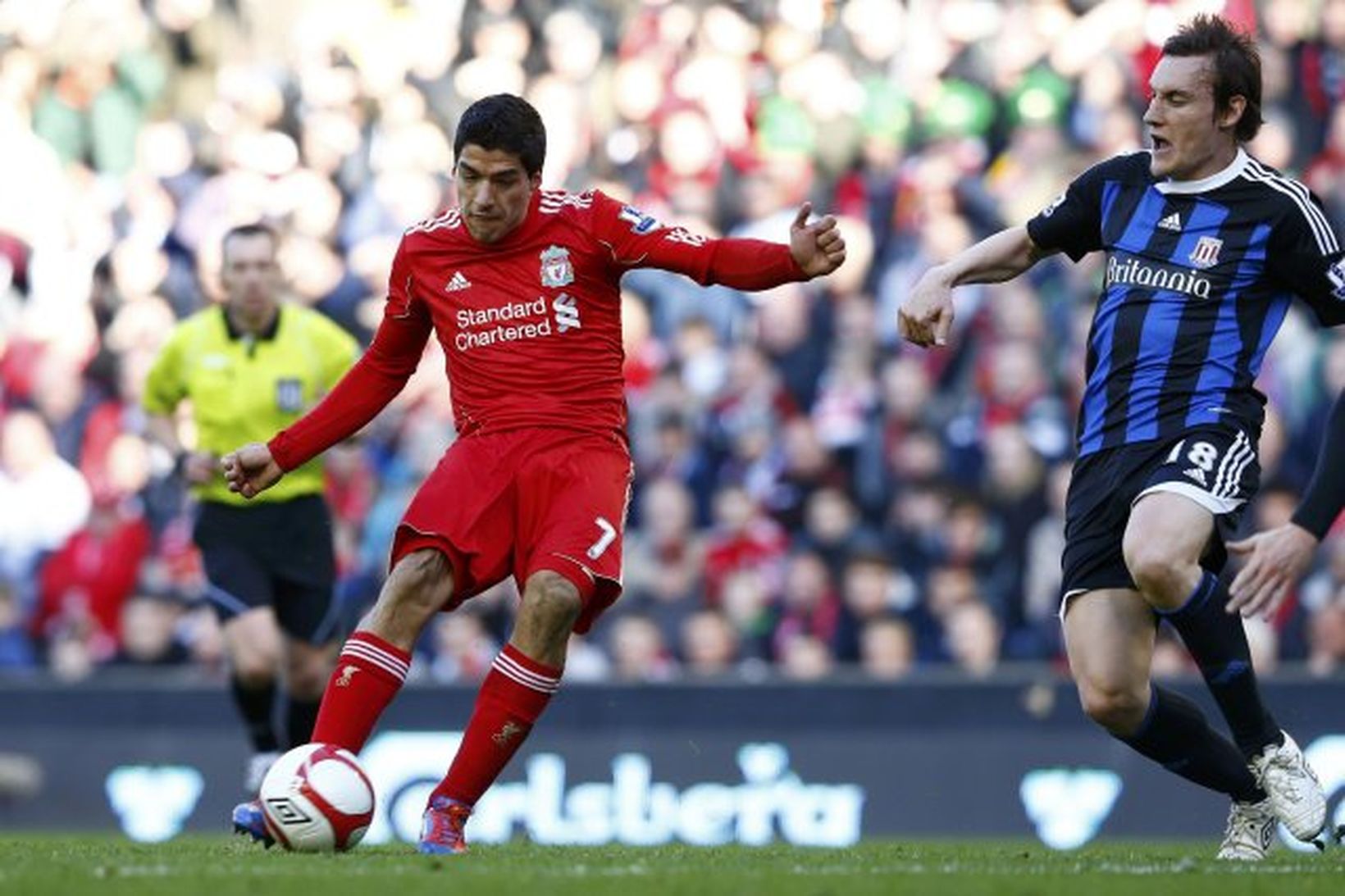 Luis Suárez skorar fyrir Liverpool gegn Stoke í 8-liða úrslitum …