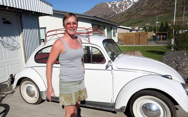 María fékk forláta Volkswagen-bjöllu í fimmtugsafmælisgjöf.