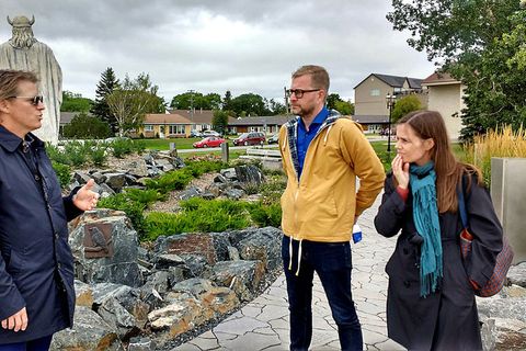 Grant Stefanson, director of the Icelandic day committee speaks to Katrín Jakobsdóttir and her husband Gunnar Sigvaldason.