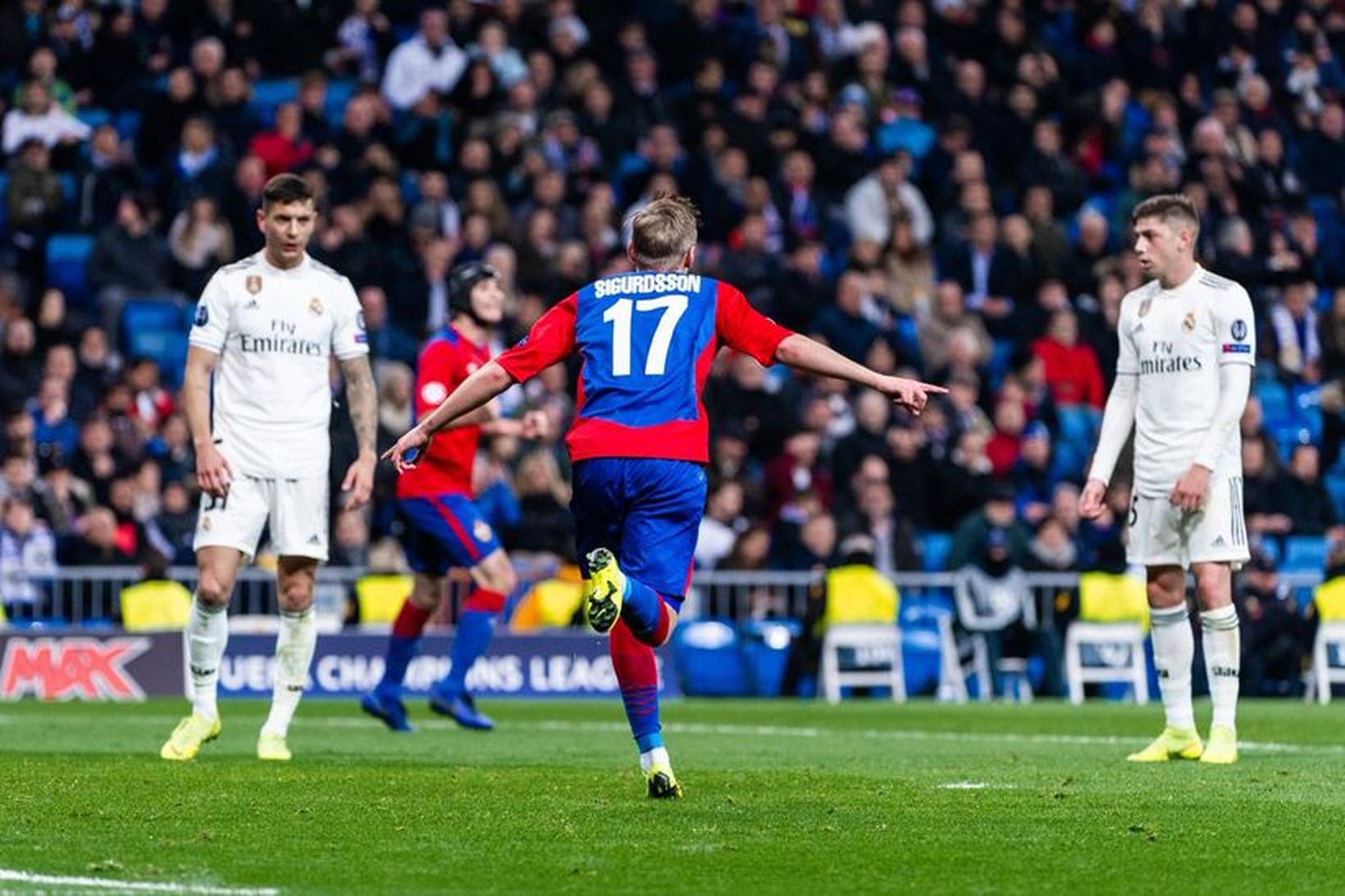 Arnór fagnar marki sínu gegn Real Madrid í kvöld.